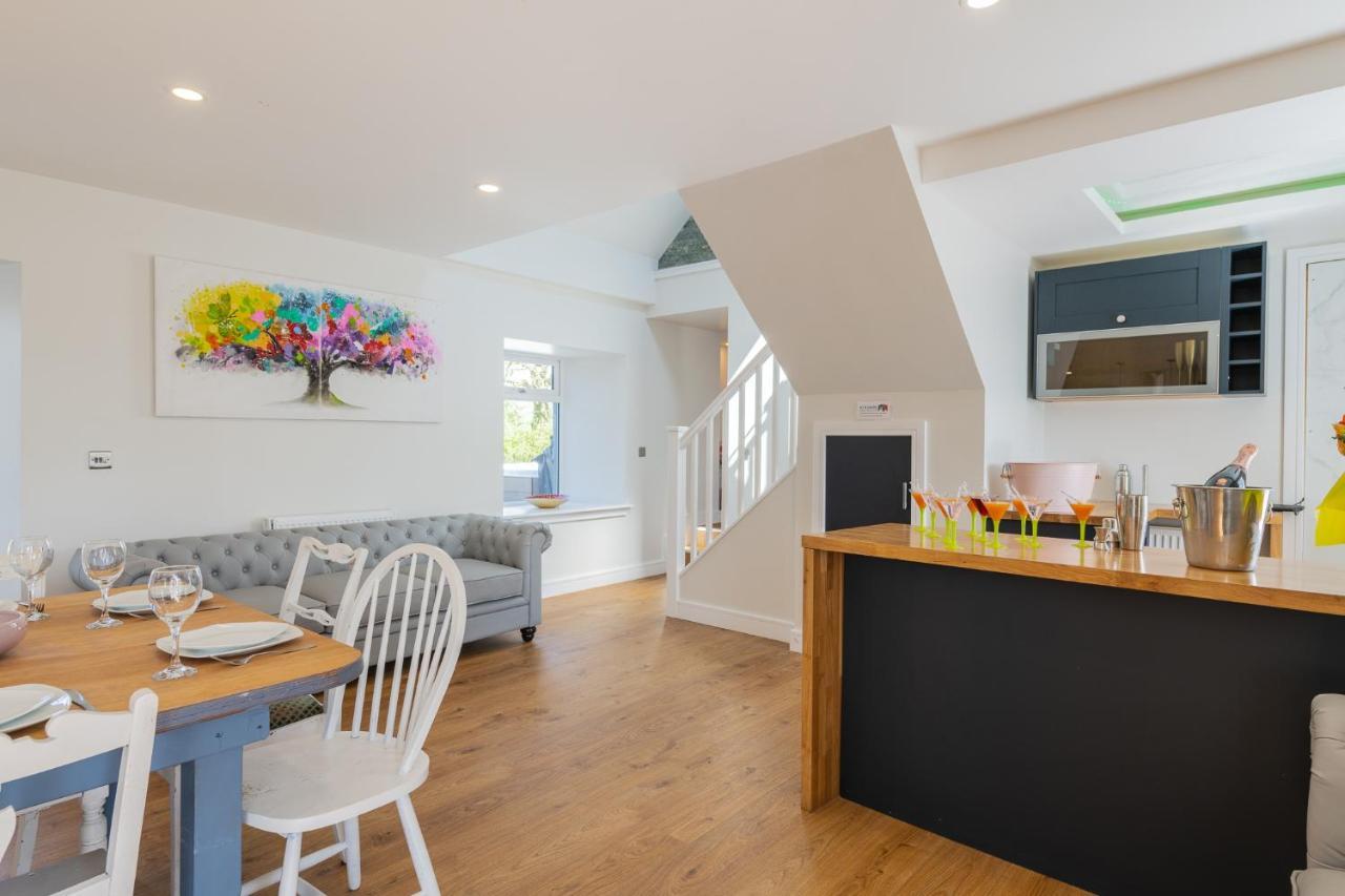 Nether Newton - Sleeps 12, Hottub, Sauna, Private Garden Newmilns Экстерьер фото