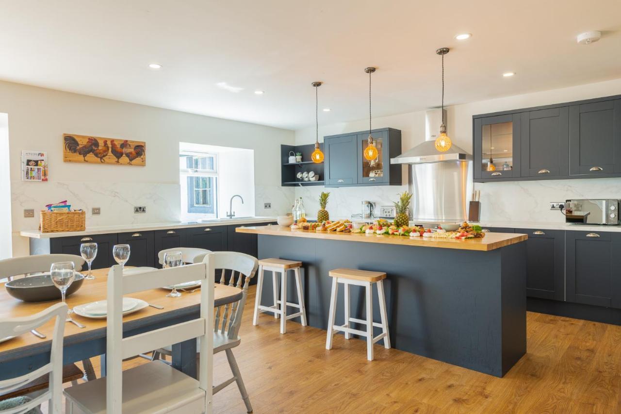 Nether Newton - Sleeps 12, Hottub, Sauna, Private Garden Newmilns Экстерьер фото