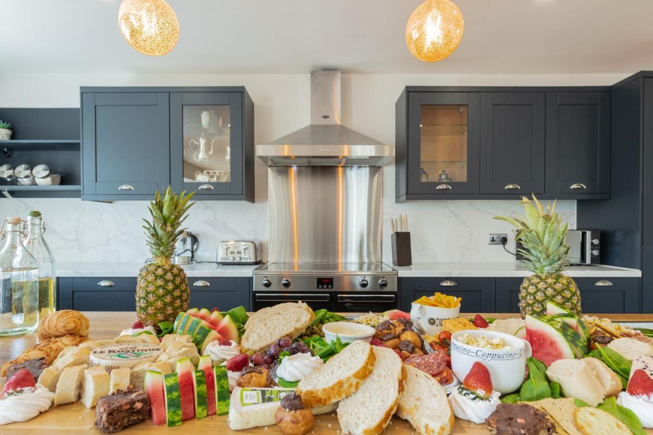 Nether Newton - Sleeps 12, Hottub, Sauna, Private Garden Newmilns Экстерьер фото