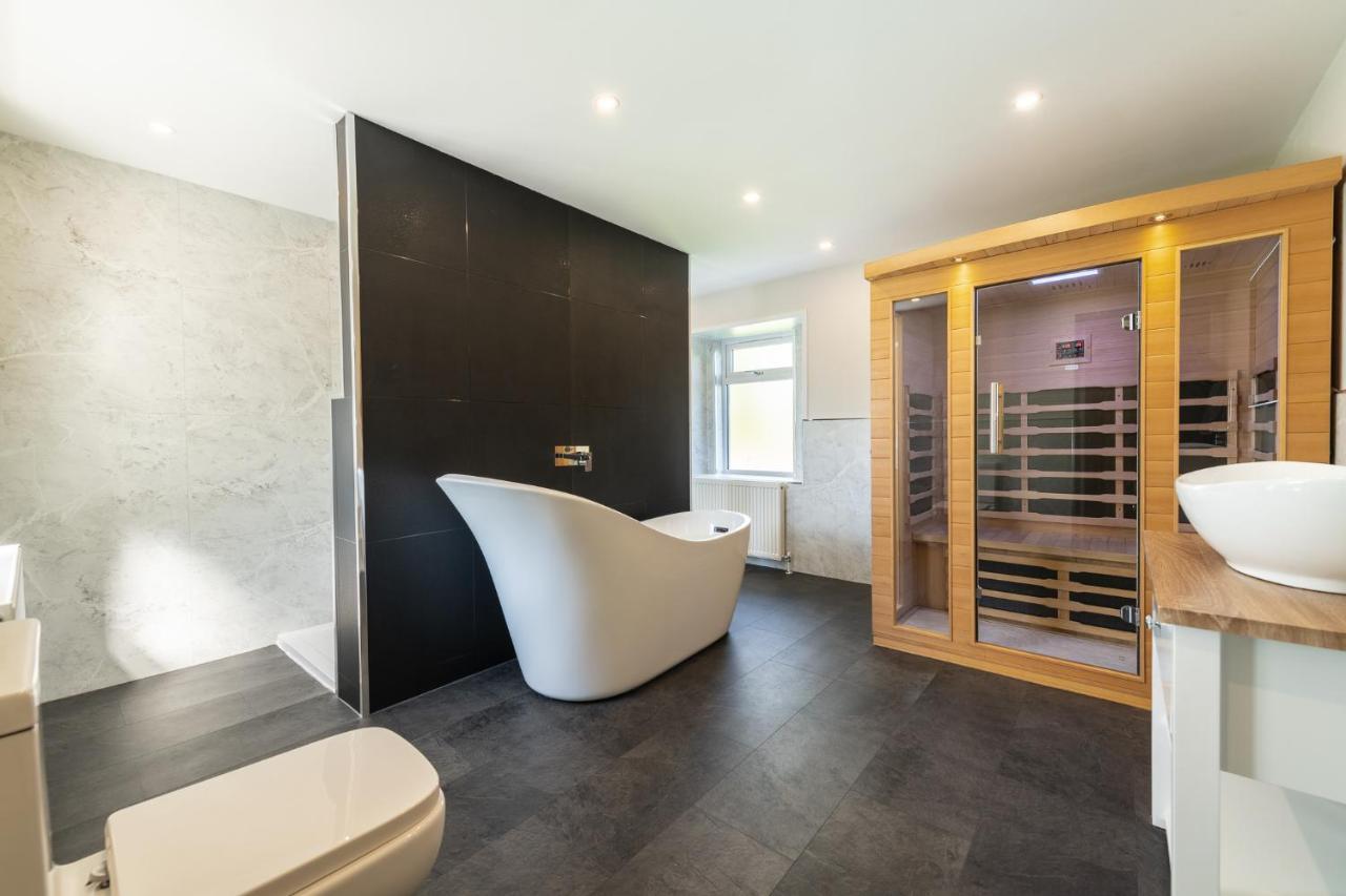 Nether Newton - Sleeps 12, Hottub, Sauna, Private Garden Newmilns Экстерьер фото