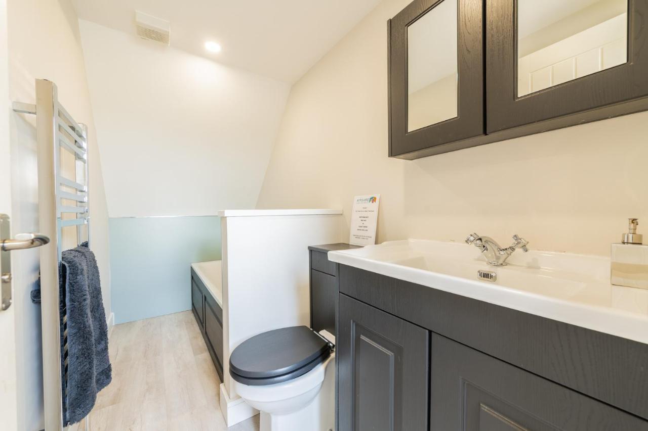 Nether Newton - Sleeps 12, Hottub, Sauna, Private Garden Newmilns Экстерьер фото