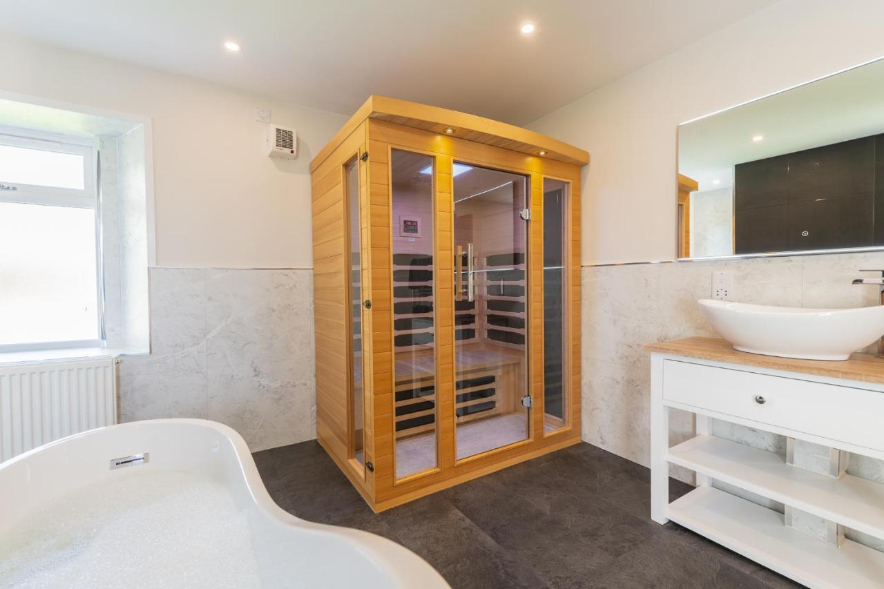 Nether Newton - Sleeps 12, Hottub, Sauna, Private Garden Newmilns Экстерьер фото