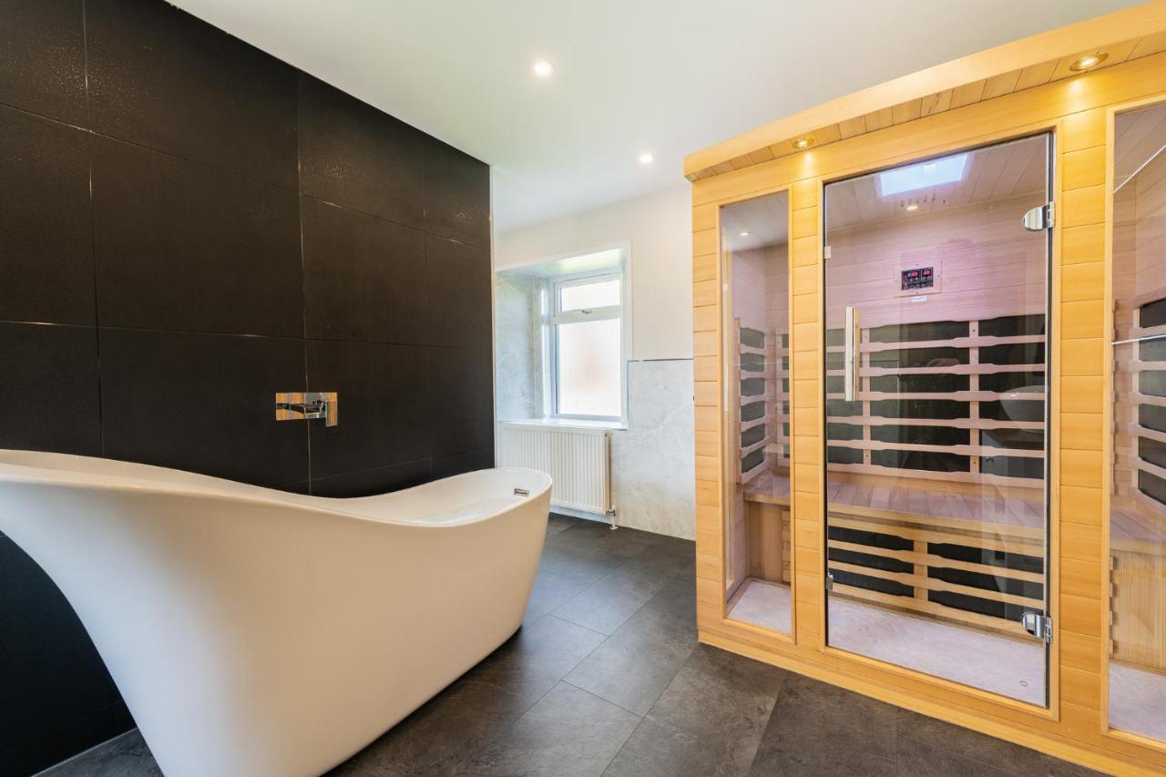 Nether Newton - Sleeps 12, Hottub, Sauna, Private Garden Newmilns Экстерьер фото