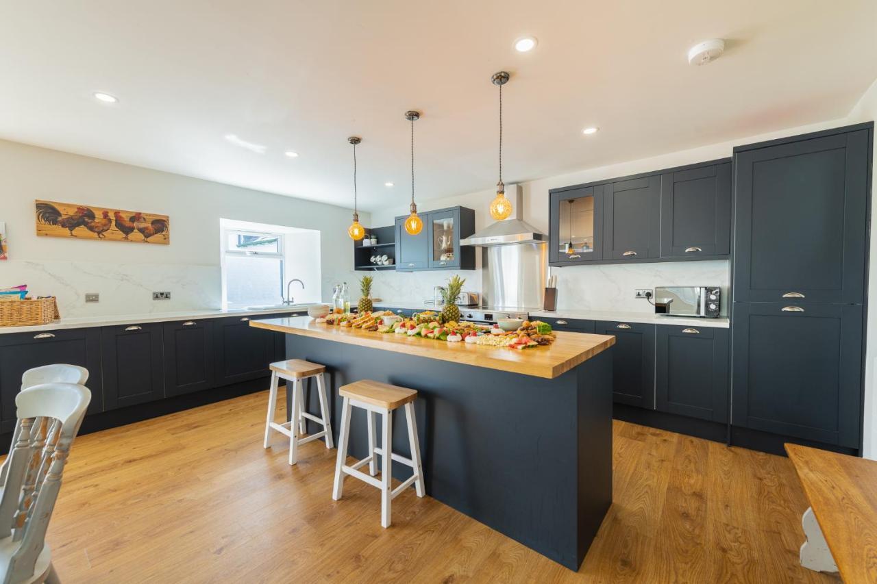 Nether Newton - Sleeps 12, Hottub, Sauna, Private Garden Newmilns Экстерьер фото